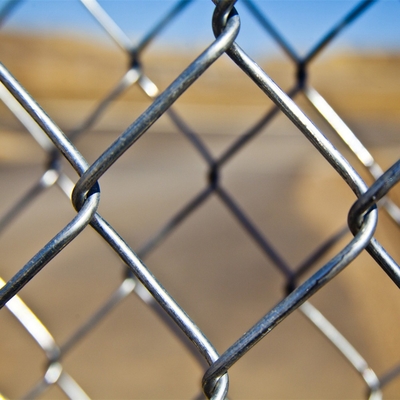 Galvanized Chain Link Fence, Hot dip Galvanized 6ft chain link fencing top with barbed wire